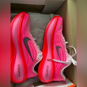 Nike Vomero Plus Hyper Pink  size 7 Women's)